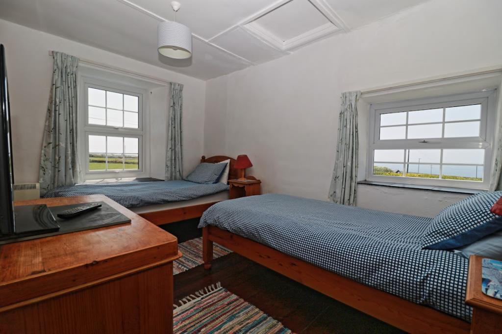 Lot: 62 - DETACHED COTTAGE WITH GARDEN, PARKING AND SEA VIEWS - First floor twin bedroom